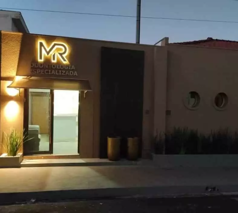 Placa em ACM: Comunicação visual que gera confiança no design urbano em Rio Preto Fachadas 1