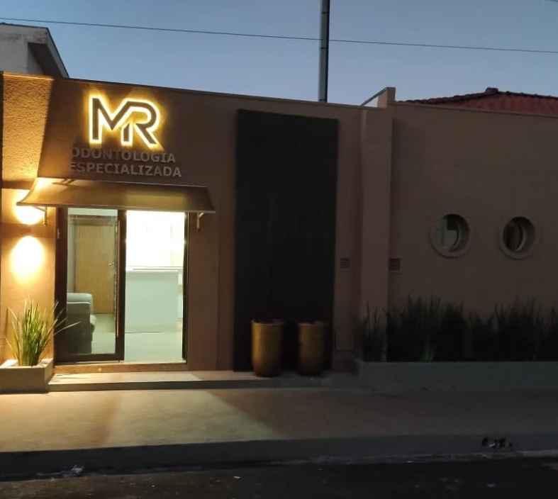 Placa em ACM: Comunicação visual que gera confiança no design urbano em Rio Preto Fachadas 1